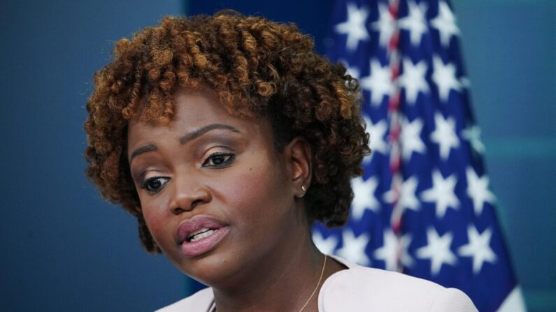 La secretaria de prensa de la Casa Blanca, Karine Jean-Pierre, habla en una rueda de prensa en la Casa Blanca en Washington el 29 de julio de 2022. (Mandel Ngan/AFP vía Getty Images)
