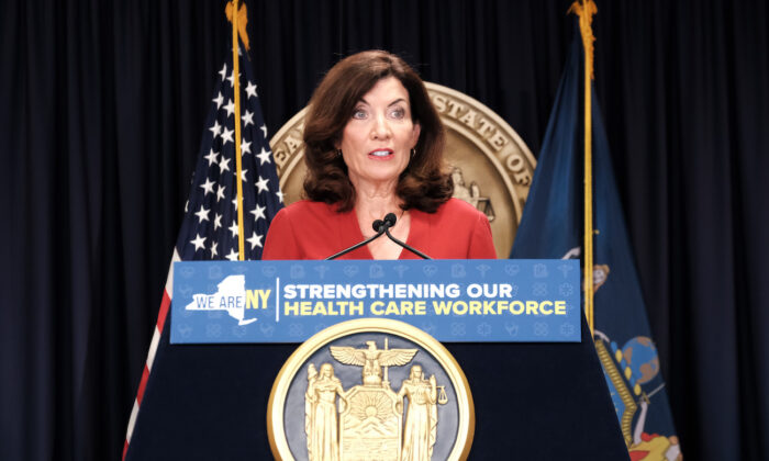 La gobernadora de Nueva York, Kathy Hochul, habla en una conferencia de prensa en la ciudad de Nueva York, el 3 de agosto de 2022. (Spencer Platt/Getty Images)