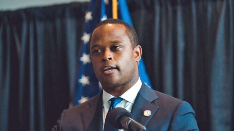 El fiscal general de Kentucky, Daniel Cameron, habla durante una conferencia de prensa en Frankfort, Kentucky, el 23 de septiembre de 2020. (Jon Cherry/Getty Images)
