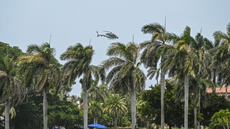 Un helicóptero vuela cerca de la residencia del expresidente Donald Trump en Palm Beach, Florida, el 9 de agosto de 2022. (Giorgio Viera/AFP vía Getty Images)
