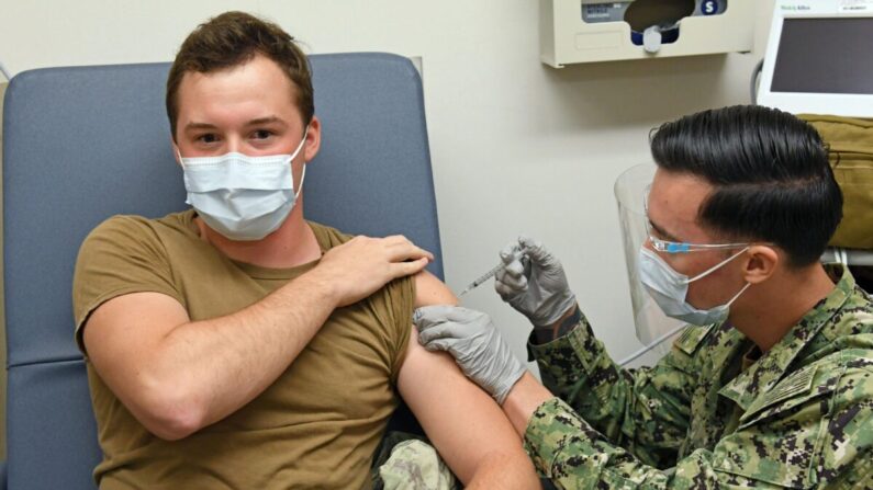 Un miembro del personal del hospital administra una vacuna contra el COVID-19 a un compañero en la Clínica de Salud Naval de Hawái el 16 de diciembre de 2020. (Clínica de Salud Naval de Hawái)
