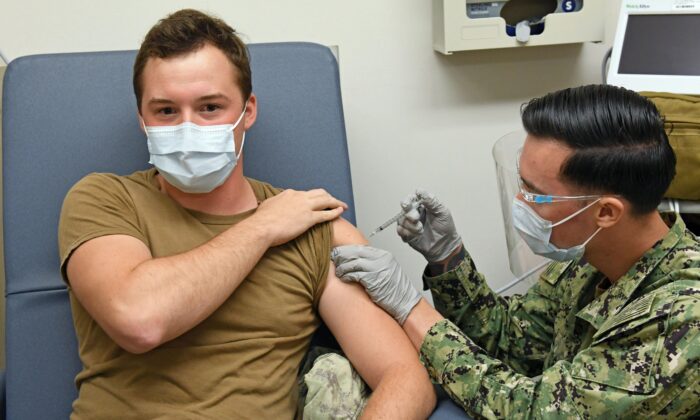 Un médico del hospital administra una vacuna COVID-19 a un compañero médico en la Clínica de Salud Naval de Hawái, el 16 de diciembre de 2020. (Clínica de Salud Naval de Hawái)