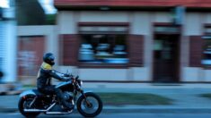 Policía de México pide «aventón» a motociclista en intensa persecución a ladrón