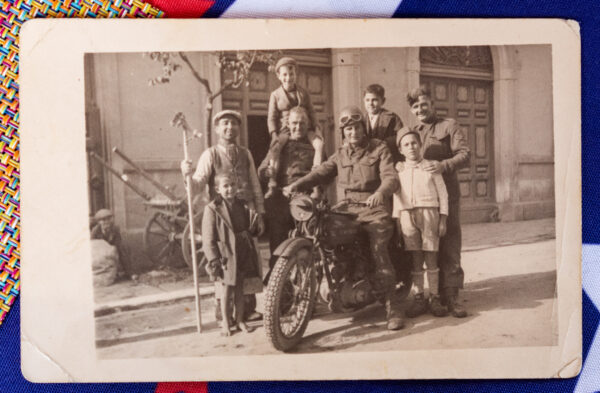 Joe Moraglia, de 13 años, de pie detrás del soldado en la motocicleta. (Cortesía de los Moraglia)