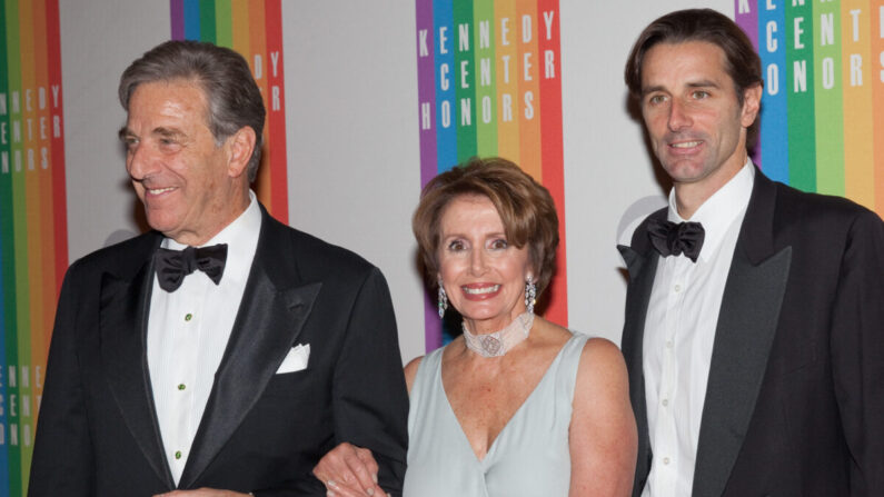 La líder de la minoría de la Cámara de Representantes, Nancy Pelosi (C), llega con su marido Paul Pelosi (I) y su hijo Paul Pelosi, Jr. a la 35ª edición de los Kennedy Center Honors, en el Kennedy Center de Washington, el 2 de diciembre de 2012. (Drew Angerer/AFP vía Getty Images)
