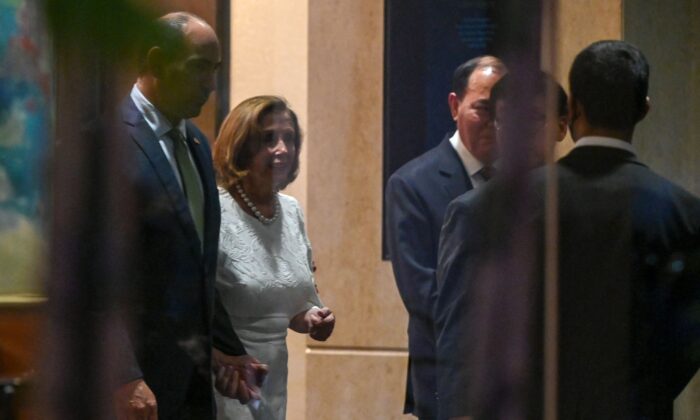 La presidente de la Cámara de Representantes de EE.UU., Nancy Pelosi (D-Calif.), sale del hotel Shangri-La después de una recepción organizada por la Cámara de Comercio de Estados Unidos en Singapur, el 1 de agosto de 2022. (Roslan Rahman/AFP vía Getty Images)
