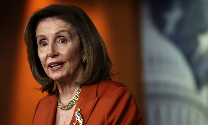 La presidenta de la Cámara de Representantes, Nancy Pelosi (D-Calif.), habla con los periodistas en Washington, el 9 de junio de 2022. (Alex Wong/Getty Images)