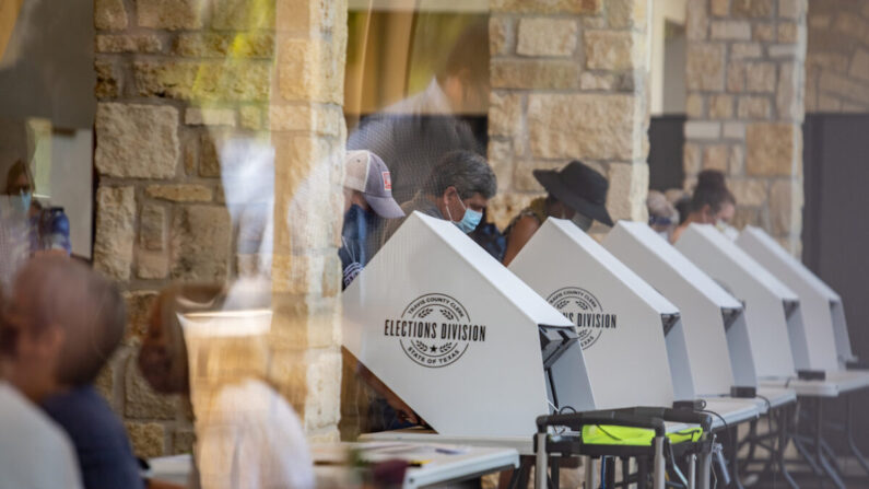 Votantes en un colegio electoral de Texas, en una foto de archivo. (Sergio Flores/Getty Images)
