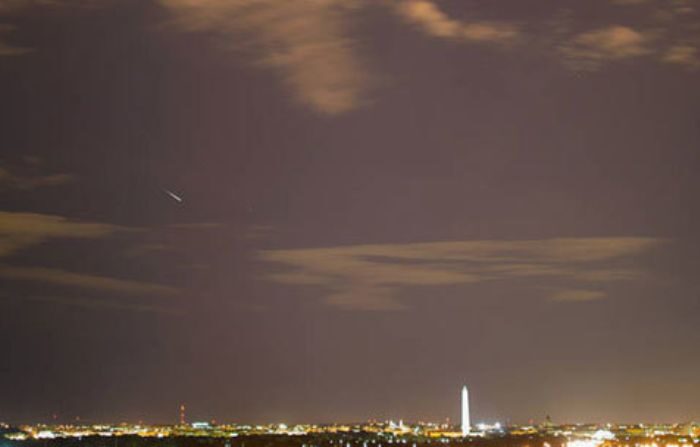 En esta exposición de diez segundos, un meteorito atraviesa el cielo sobre Washington, D.C. durante la lluvia de meteoritos Perseidas, el 13 de agosto de 2015, en Arlington, Virginia. (Crédito: NASA/Joel Kowsky)