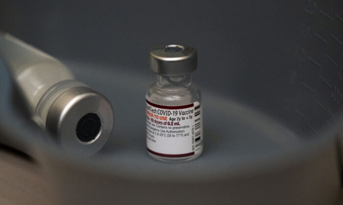 Un vial de la vacuna contra el COVID-19 de Pfizer, en Seattle, Washington, el 21 de junio de 2022. (David Ryder/Getty Images)
