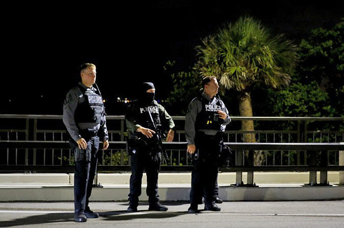Oficiales de policía de Palm Beach vigilan cerca de la casa del expresidente Donald Trump en Mar-a-Lago en Palm Beach, Florida, el 8 de agosto de 2022. (Eva Marie Uzcategui/Getty Images)
