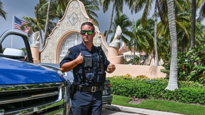 Un agente de seguridad local frente a la casa del expresidente Donald Trump en Mar-A-Lago en Palm Beach, Florida, el 9 de agosto de 2022. (Giorgio Viera/AFP vía Getty Images)
