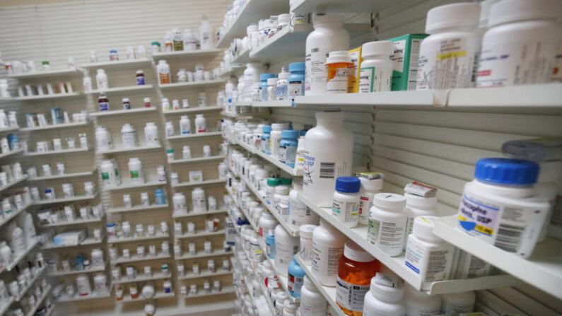 Frascos de pastillas en los estantes de la farmacia Rock Canyon en Provo, Utah, el 20 de mayo de 2020. (George Frey/AFP vía Getty Images)
