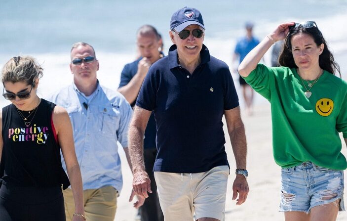 El presidente Joe Biden camina en la playa con su hija Ashley Biden (D) y miembros de su familia en Rehoboth Beach, Del., el 25 de agosto de 2022. (Saul Loeb/AFP vía Getty Images)
