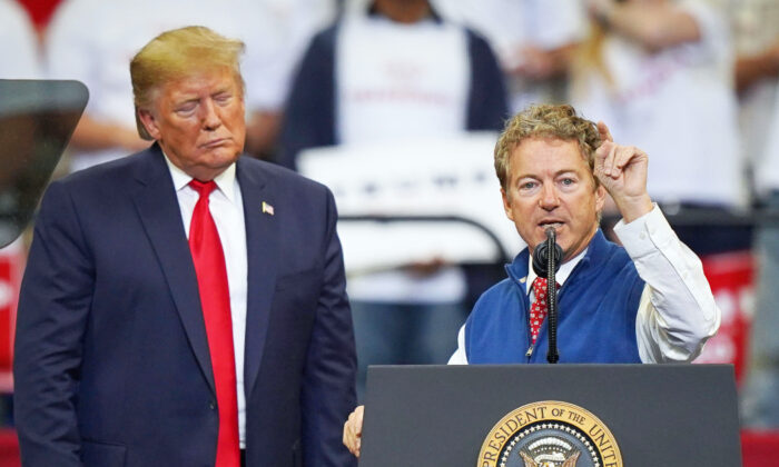 El expresidente Donald Trump observa mientras el senador Rand Paul (R-Ky.) habla en un mitin de campaña en el Rupp Arena en Lexington, Ky., el 4 de noviembre de 2019. (Bryan Woolston/Getty Images)
