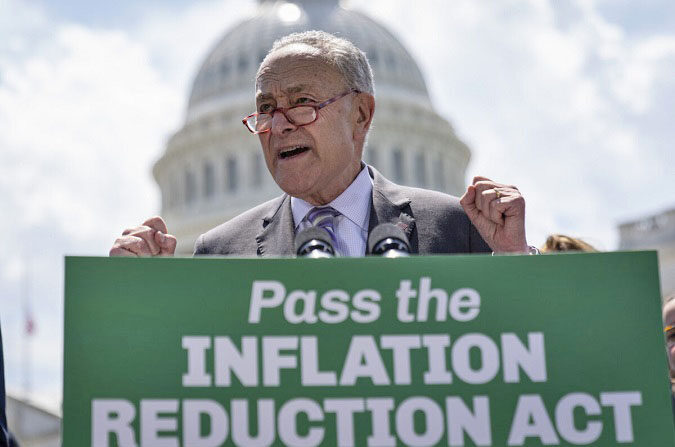 El líder de la mayoría del Senado, Chuck Schumer (D-NY), habla durante una conferencia de prensa sobre la Ley de Reducción de la Inflación en el exterior del Capitolio de Estados Unidos, en Washington, el 4 de agosto de 2022. (Drew Angerer/Getty Images)
