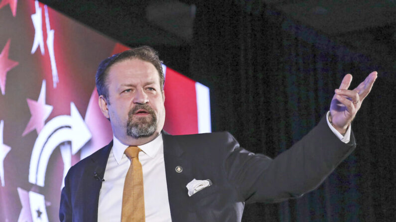 Sebastian Gorka habla en la Cumbre de Acción Estudiantil Adolescente de Turning Point USA en Washington, DC, el 25 de julio de 2019. (Samira Bouaou/The Epoch Times)
