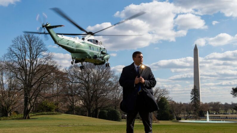 Foto de archivo que muestra a un agente del Servicio Secreto de pie en el Jardín Sur de la Casa Blanca mientras el helicóptero Marine One despega en Washington, el 29 de febrero de 2020. (Roberto Schmidt/AFP vía Getty Images)
