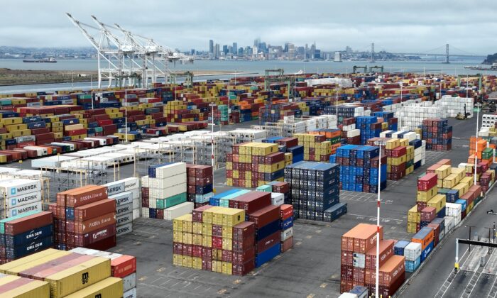Contenedores de envío en el Puerto de Oakland en Oakland, California, el 21 de julio de 2022. (Justin Sullivan/Getty Images)