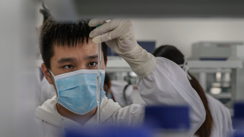 Un técnico en un laboratorio de Sinovac Biotech, donde la empresa produce su vacuna COVID-19 CoronaVac, durante una visita a los medios de comunicación en Beijing, China, el 24 de septiembre de 2020. (Kevin Frayer/Getty Images)
