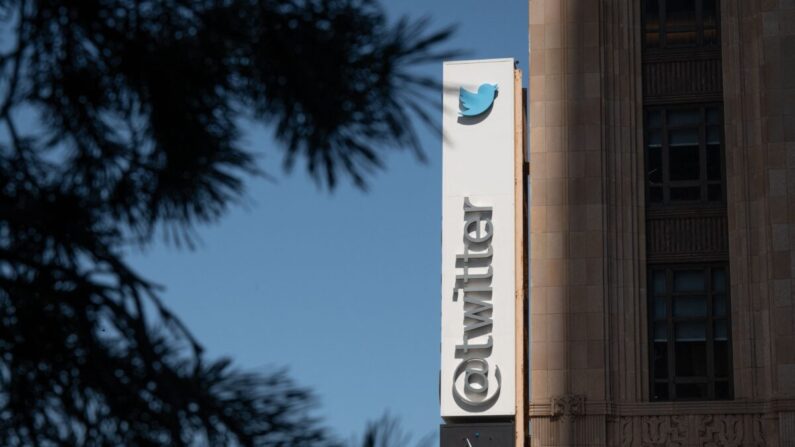 El logo de Twitter fuera de la sede de la compañía, en el centro de San Francisco, California, el 26 de abril de 2022. (Amy Osborne/AFP vía Getty Images)
