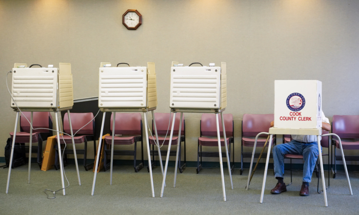 Un votante llena su voto en Palos Hills, Illinois, el día de las elecciones primarias, el 28 de junio de 2022. (Cara Ding/The Epoch Times)
