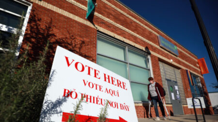 Juez de Texas bloquea restricciones que se aplicarían a votantes registrados en apartados postales