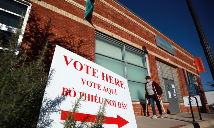 Un votante sale de un colegio electoral en Fort Worth, Texas, el 3 de noviembre de 2020. (Tom Pennington/Getty Images)