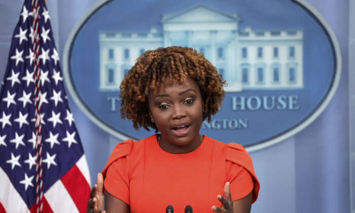 La secretaria de prensa, Karine Jean-Pierre, habla durante la rueda de prensa diaria de la Casa Blanca, en Washington, el 29 de agosto de 2022. (Win McNamee/Getty Images)
