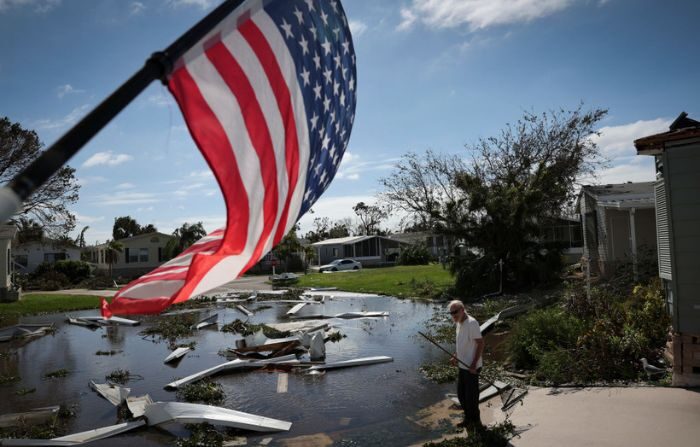 Tom Park comienza a limpiar tras el paso del huracán Ian por la costa del Golfo de Florida el 29 de septiembre de 2022 en Punta Gorda, Florida. El huracán trajo fuertes vientos, marejadas y lluvias a la zona causando graves daños. (Win McNamee/Getty Images)