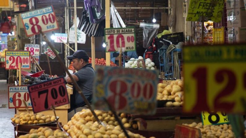 Vista de un puesto de verduras donde se exhiben los carteles con precios en un mercado de la capital mexicana (México). Imagen de archivo. EFE/Isaac Esquivel