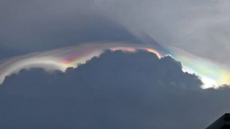 Aparecen anillos de arcoíris sobre las nubes en el cielo alrededor del mundo, ¿qué significa?