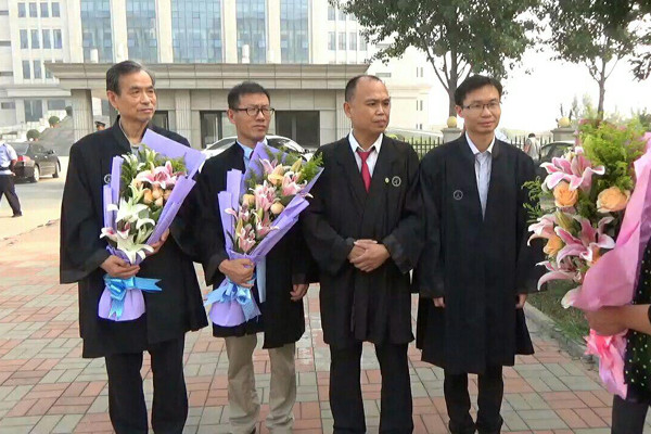 (De izquierda a derecha) Los abogados Zhang Zanning, Chang Bayang, Yu Wensheng y Zhang Keke en el exterior del Tribunal Popular de Tianjin Dongli, en China, el 13 de septiembre de 2016. (Epoch Times)