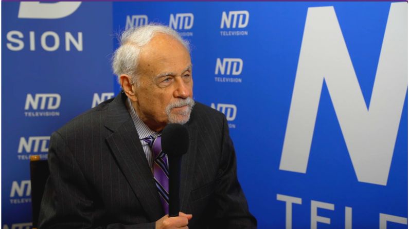 El Dr. John Fonte miembro senior del centro de investigación, Instituto Hudson,  en una entrevista con NTD en Español durante la National Conservatism Conference, el 12 de septiembre de 2022 en Florida. (NTD en Español) 