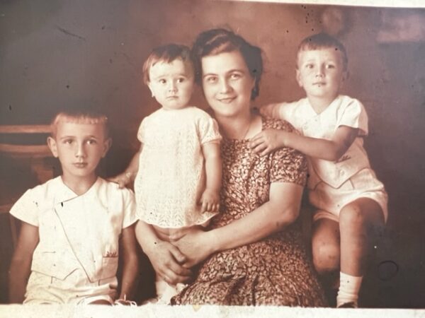 Dan Novacovici (R) de niño, con su madre y sus hermanos. (Cortesía de Dan Novacovici)