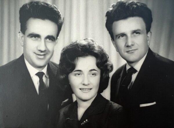 Dan Novacovici (R) con su hermano, Doru, y su hermana, Doina. (Cortesía de Dan Novacovici)