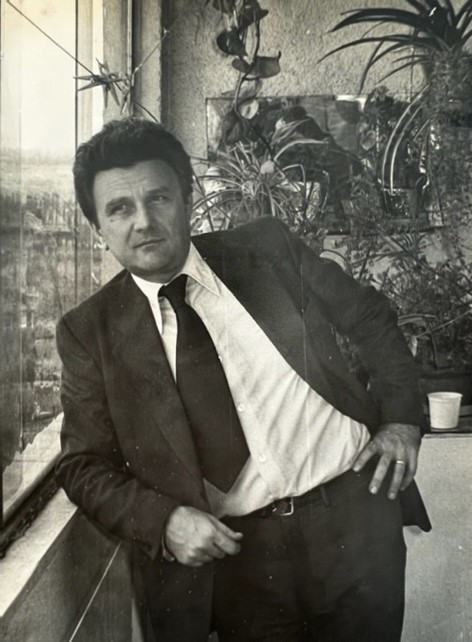 Dan Novacovici en su terraza de Bucarest, Rumanía, poco antes de marcharse a Francia, en 1980. (Cortesía de Dan Novacovici)