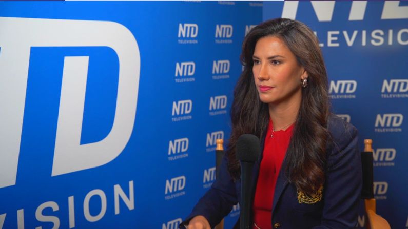 Catalina Stubbe, coordinadora nacional hispana de Moms for Liberty en una entrevista con NTD en Español durante la National Conservatism Conference, el 12 de septiembre de 2022 en Florida. (NTD en Español) 