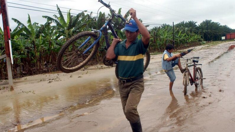 En la imagen un registro de archivo de dos afectados por las lluvias en el municipio de Tocoa (Honduras). EFE/Gustavo Amador