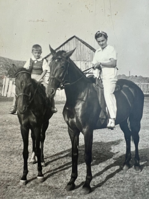 Dan Novacovici (L) y su madre, Lucia (montando al caballo de carreras Dolina), en la finca de 100 hectáreas de su tía abuela en las afueras de Bucarest en 1944. (Cortesía de Dan Novacovici)