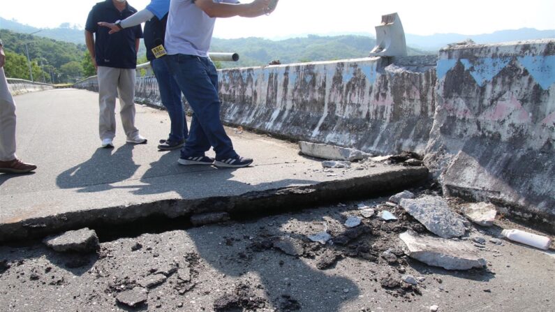 Una foto publicada por el gobierno del condado de Hualien muestra un puente dañado después de que un terremoto de magnitud 6.8 azotara el este de Taiwán, en el condado de Hualien, el 18 de septiembre de 2022. (EFE/EPA/FOLLETO DEL GOBIERNO DEL CONDADO DE HAULIEN)
