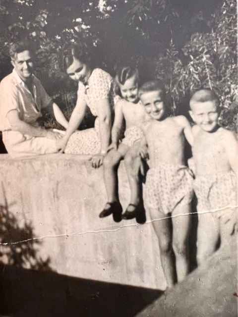 Dan Novacovici (R) con sus padres y hermanos en la finca de su tía abuela en Beneasa, a las afueras de Bucarest, alrededor de 1945. (Cortesía de Dan Novacovici)