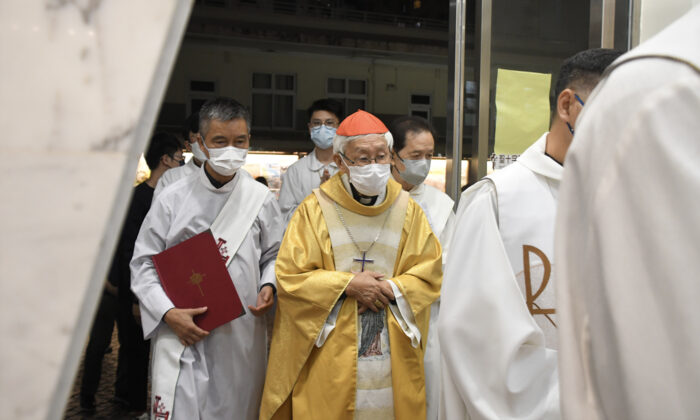El cardenal Joseph Zen (centro), obispo emérito de la Diócesis Católica de Hong Kong, fue arrestado por el Departamento de Seguridad Nacional de la Policía de Hong Kong por sospechas de irregularidades mientras era administrador del Fondo de Ayuda Humanitaria 612. (Big Mack/The Epoch Times)
