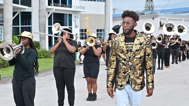 Antoine Miller, director de la banda y fundador de la Sounds of Success Community Marching Band, preparándose para actuar en un desfile de moda en Royal Palm Beach, Florida. (Cortesía de Dreamlite Media)