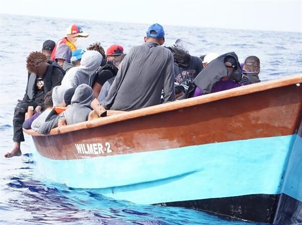 Fotografía cedida por la Guardia Costera estadounidense que muestra una embarcación con varios inmigrantes ilegales, interceptada en aguas al noroeste de Aguadilla (Puerto Rico). EFE/Guardia Costera/Archivo