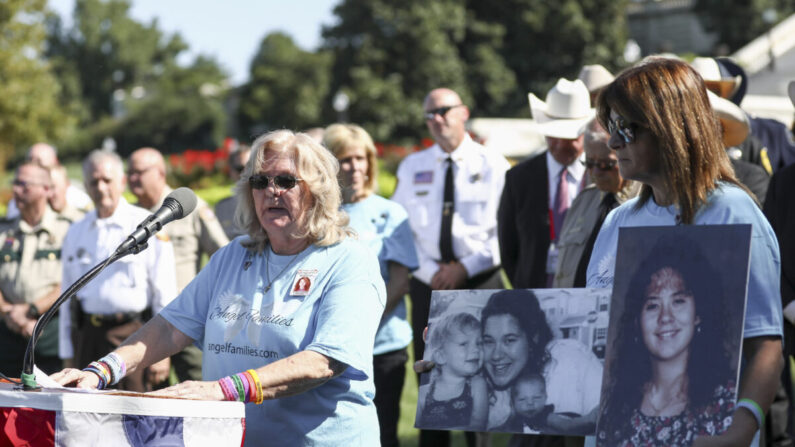 La madre, Vickie Lyon, habla en un evento para las familias de Ángeles y los sheriffs fuera del edificio del Capitolio en Washington el 25 de septiembre de 2019. (Samira Bouaou/The Epoch Times)
