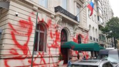 Vandalizan consulado ruso en Nueva York con pintura roja