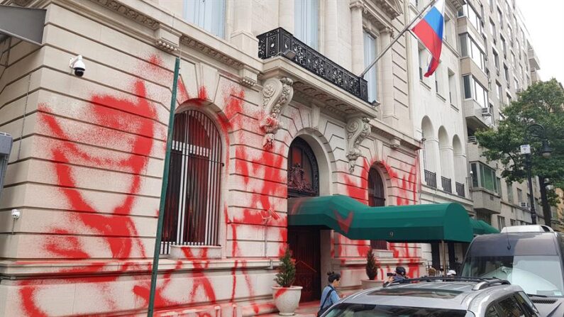 Fotografía de la fachada del consulado de Rusia vandalizada con pintura roja, el 30 de septiembre de 2022, en Nueva York (Estados Unidos). EFE/ Jorge Fuentelsaz