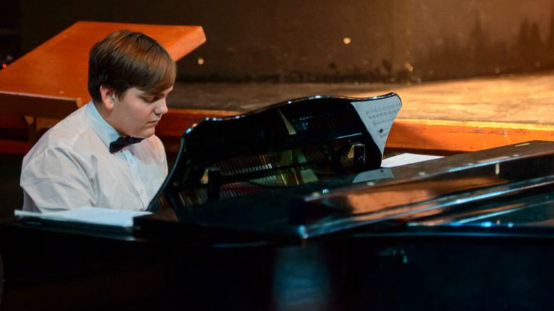 Animó a su hijo que venció el cáncer a tocar el piano en el aeropuerto y ahora estudia para compositor