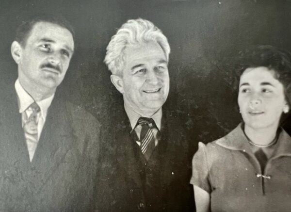 Dan Novacovici (L) a los 27 años, con su padre y su hermana, unos meses después de ser liberado de los gulags en 1963. (Cortesía de Dan Novacovici)